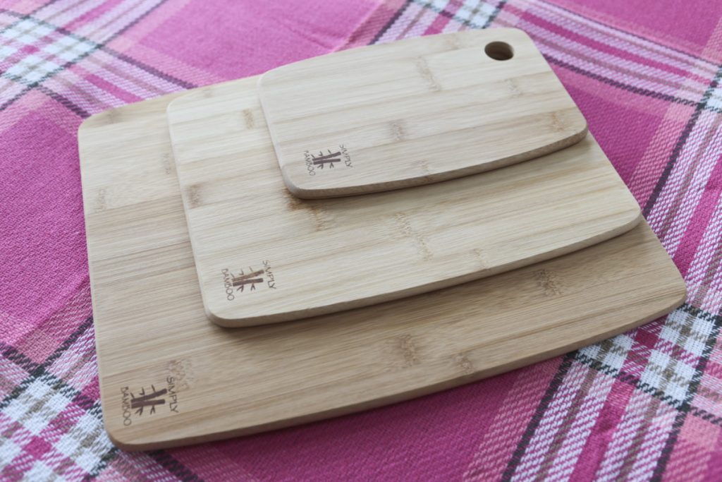 Set of 3 bamboo chopping boards on a picnic blanket (3 different sizes)